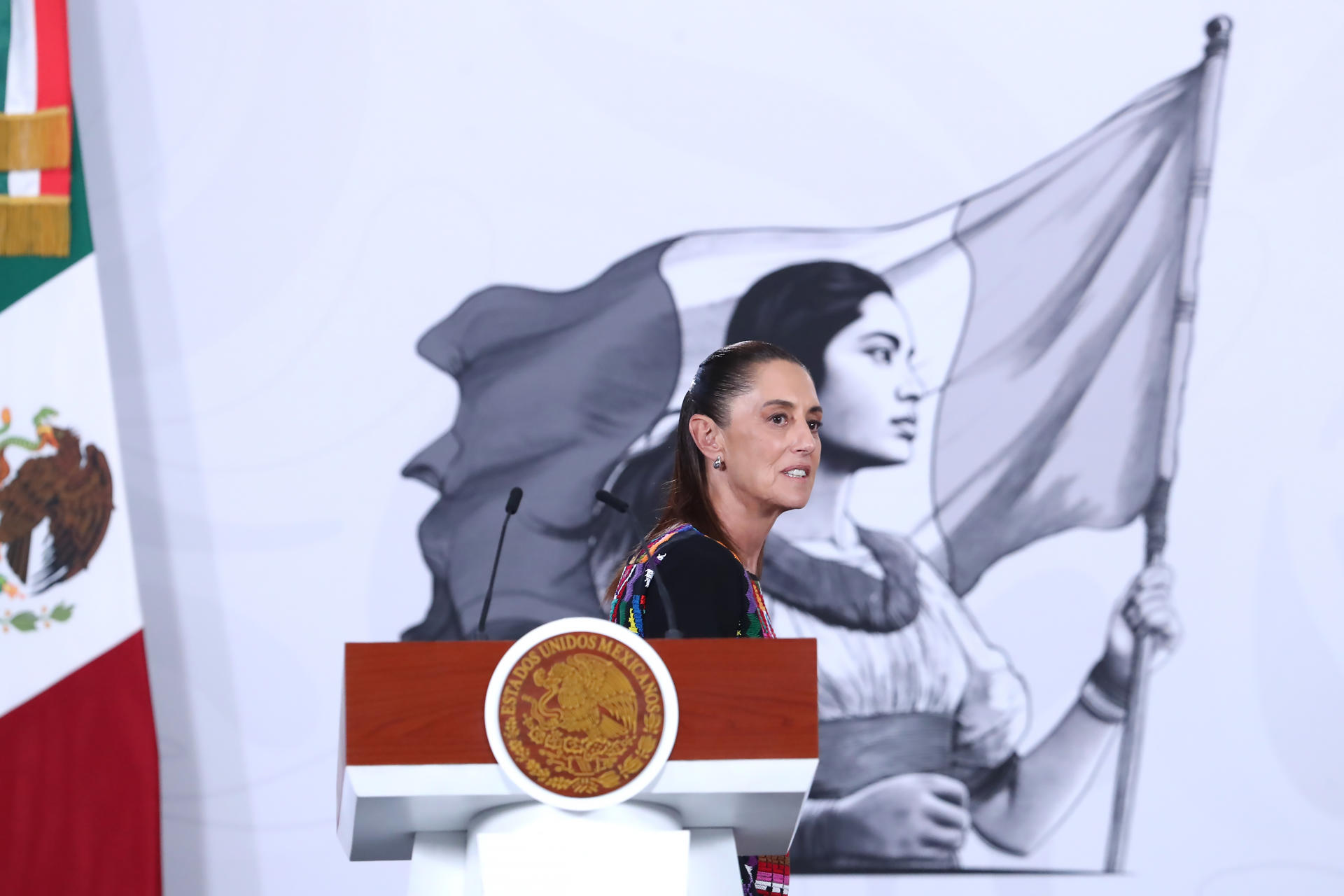 La presidenta de México, Claudia Sheinbaum, reacciona durante una rueda de prensa este miércoles, en el Palacio Nacional de Ciudad de México (México). EFE/ Mario Guzmán
