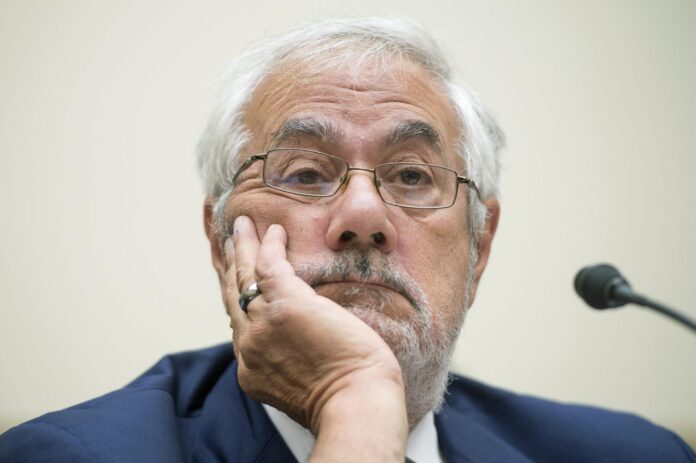 Fotografía de archivo que muestra a Barney Frank, compareciendo ante el Comité de Servicios Financieros en Washington (EE.UU.). EFE/ Michael Reynolds
