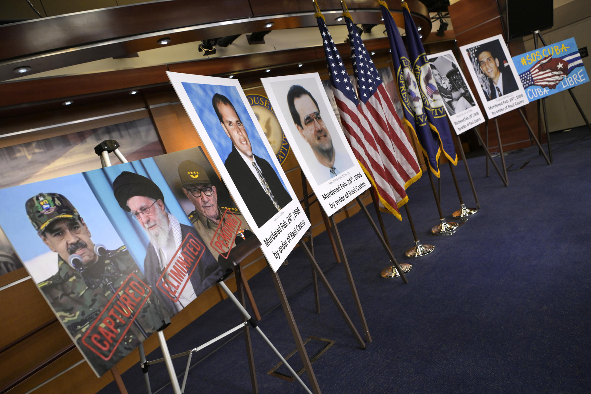 Fotografía de un panel con las fotos de Nicolás Maduro, Alí Jameneí y Raúl Castro junto con fotografías de los cuatro miembros de la organización Hermanos al Rescate ocupantes del avión derribado por la Fuerza Aérea Cubana puestas en el estrado durante una rueda de prensa de congresistas republicanos celebrada este miércoles en la sede del Congreso en Washington (EE.UU.). EFE/Lenin Nolly
