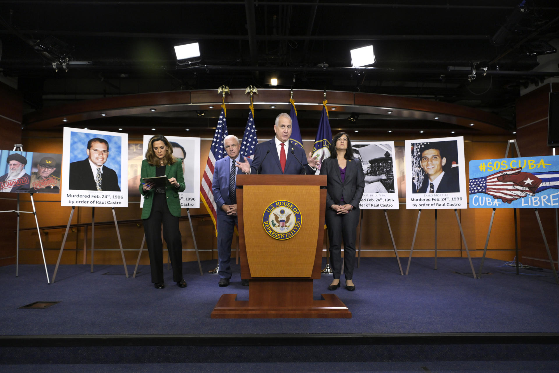 El congresista Mario Díaz-Balart (c) habla acompañado de sus colegas de izquierda a derecha María Elvira Salazar, Carlos Gimenez, y Nicole Malliotakis, durante una rueda de prensa este miércoles en la sede del Congreso en Washington (EE.UU.). EFE/Lenin Nolly
