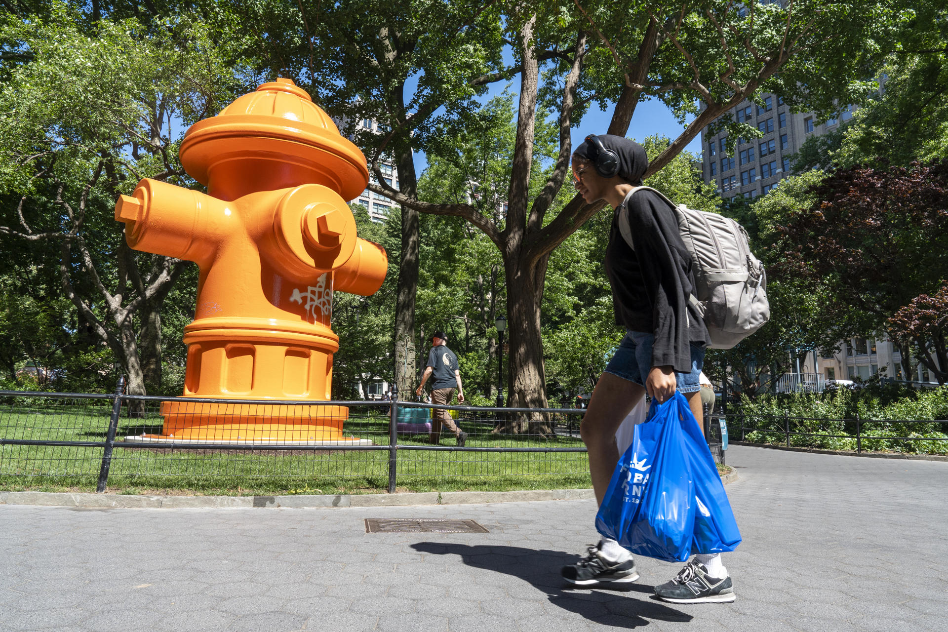 Una persona camina cerca a una escultura del artista y poeta puertorriqueño Roberto Lugo expuesta este miércoles, en el Madison Square Park en Nueva York (EE.UU). EFE/ Angel Colmenares
