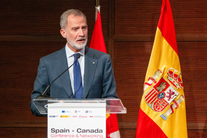 El rey Felipe VI de España habla durante el encuentro empresarial MaRS Centre este miércoles, en Toronto (Canadá). EFE/Julio César Rivas
