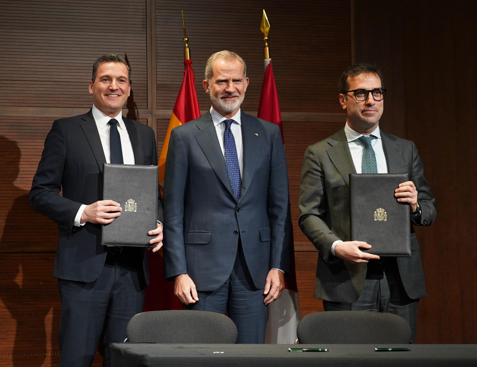 Fotografía tomada de la cuenta oficial de X @carlos_cuerpo del vicepresidente primero y ministro de Economía, Carlos Cuerpo (d), posando junto al ministro de Inteligencia Artificial de Canadá, Evan Solomon (i), y el rey Felipe VI de España (c), durante la firma de un Memorando de Entendimiento para reforzar la cooperación en IA este miércoles, en el MaRS Centre en Toronto (Canadá). EFE/ @carlos_cuerpo /SOLO USO EDITORIAL/ NO VENTAS/ SOLO DISPONIBLE PARA ILUSTRAR LA NOTICIA QUE ACOMPAÑA (CRÉDITO OBLIGATORIO)
