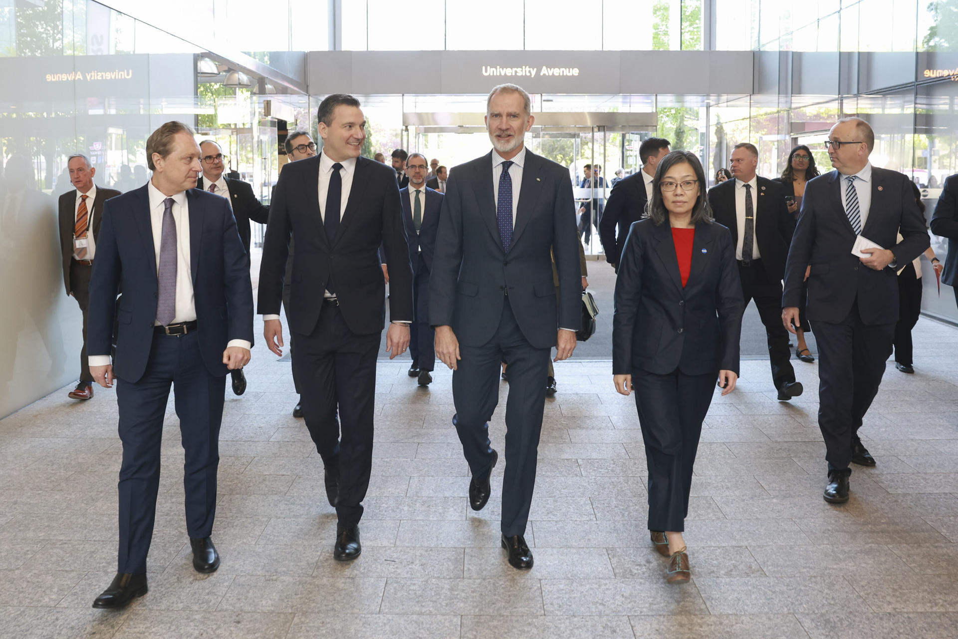 El rey Felipe VI a su llegada a un importante encuentro empresarial en el que participan 200 empresas de ambos países, acompañado por los ministros canadienses de IA e Innovación Digital, Evan Solomon (2i), y de Comercio, Stephen Crawford (i), en el MaRS Centre de Toronto, en la segunda jornada del viaje oficial que realiza a Canadá. EFE/Casa de S.M. el Rey/José Jiménez SOLO USO EDITORIAL/SOLO DISPONIBLE PARA ILUSTRAR LA NOTICIA QUE ACOMPAÑA (CRÉDITO OBLIGATORIO)
