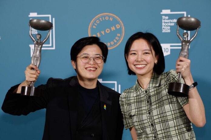 Yang Shuang-zi (izquierda), autora de «Taiwan Travelogue», y la traductora Lin King posan con los trofeos del Premio Internacional Booker 2026 en la Tate Modern, en Londres, Gran Bretaña, el 19 de mayo de 2026. El Premio Internacional Booker se otorga anualmente a la mejor obra de ficción del mundo que haya sido traducida al inglés y publicada en el Reino Unido o Irlanda. (Irlanda, Reino Unido, Londres) EFE/EPA/DAVID CLIFF
