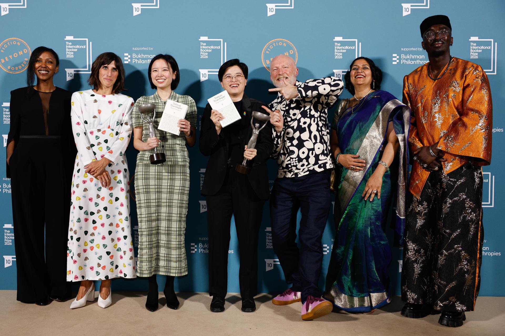 Yang Shuang-zi (4-I), autora de «Taiwan Travelogue», y el traductor Lin King (3-I) posan con los trofeos del Premio Internacional Booker 2026 y el jurado compuesto por Natasha Brown (I), Sophie Hughes (2-I), Marcus du Sautoy (3-D), Nilanjana S. Roy (2-D) y Troy Onyango (D) en la Tate Modern de Londres, Reino Unido, el 19 de mayo de 2026. El Premio Internacional Booker se otorga anualmente a la mejor obra de ficción del mundo que haya sido traducida al inglés y publicada en el Reino Unido o Irlanda. (Irlanda, Reino Unido, Londres) EFE/EPA/DAVID CLIFF
