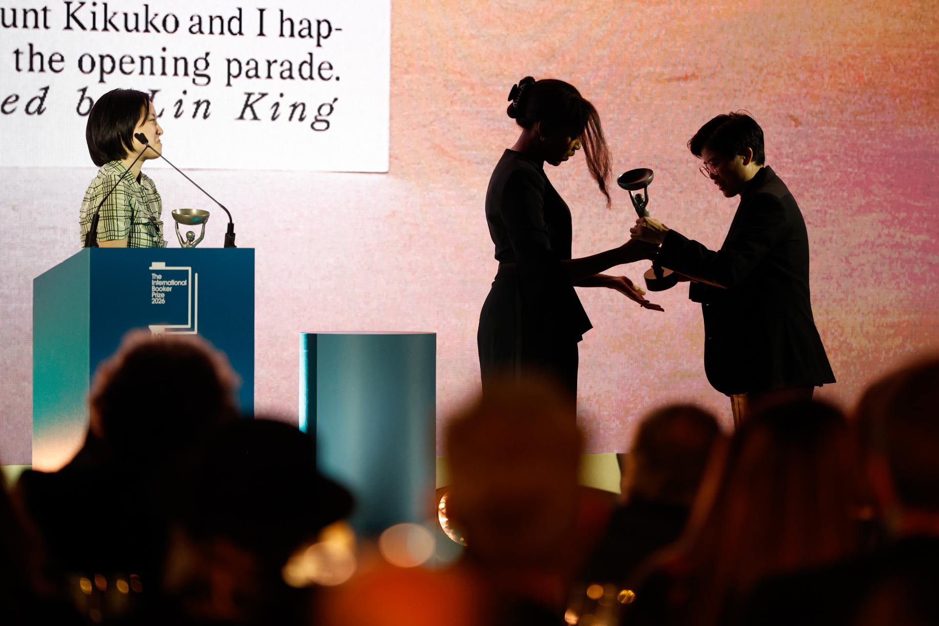 Yang Shuang-zi (derecha), autora de «Taiwan Travelogue», recibe el Premio Internacional Booker 2026 de manos de la presidenta del jurado, Natasha Brown (centro), en la Tate Modern, en Londres, Reino Unido, el 19 de mayo de 2026. El Premio Internacional Booker se otorga anualmente a la mejor obra de ficción del mundo que haya sido traducida al inglés y publicada en el Reino Unido o Irlanda.. (Irlanda, Reino Unido, Londres) EFE/EPA/DAVID CLIFF
