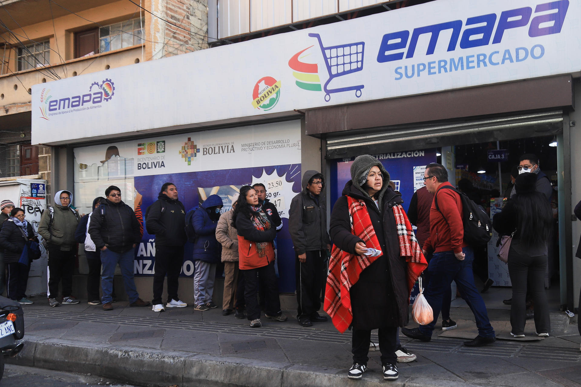 Personas hacen fila afuera de un supermercado este miércoles, en La Paz (Bolivia). EFE/ Gabriel Márquez
