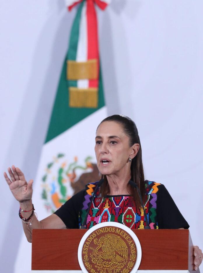 La presidenta de México, Claudia Sheinbaum, habla durante una rueda de prensa este miércoles en el Palacio Nacional de la Ciudad de México (México). EFE/Mario Guzmán
