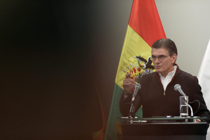 El presidente de Bolivia, Rodrigo Paz, habla durante una rueda de prensa este miércoles, en La Paz (Bolivia). EFE/ Luis Gandarillas
