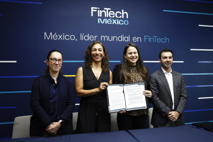 Desde la izquierda: la integrante del comité de Vigilancia de Fintech México y gerente general de Belvo, Federica Gregorini; la consejera de fintech México y Gerente Clip, Myriam Cosío; la directora de Fintech México, Claudia Núñez y el coordinador del comité de PLD de Fintech México, Bernardo Mendoza, posan al término de una rueda de prensa en Ciudad de México (México). Imagen de archivo. EFE/Sáshenka Gutiérrez
