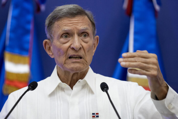 El canciller de República Dominicana, Roberto Álvarez, fue captado el pasado 13 de mayo, durante una rueda de prensa, en Santo Domingo (República Dominicana). EFE/Orlando Barría
