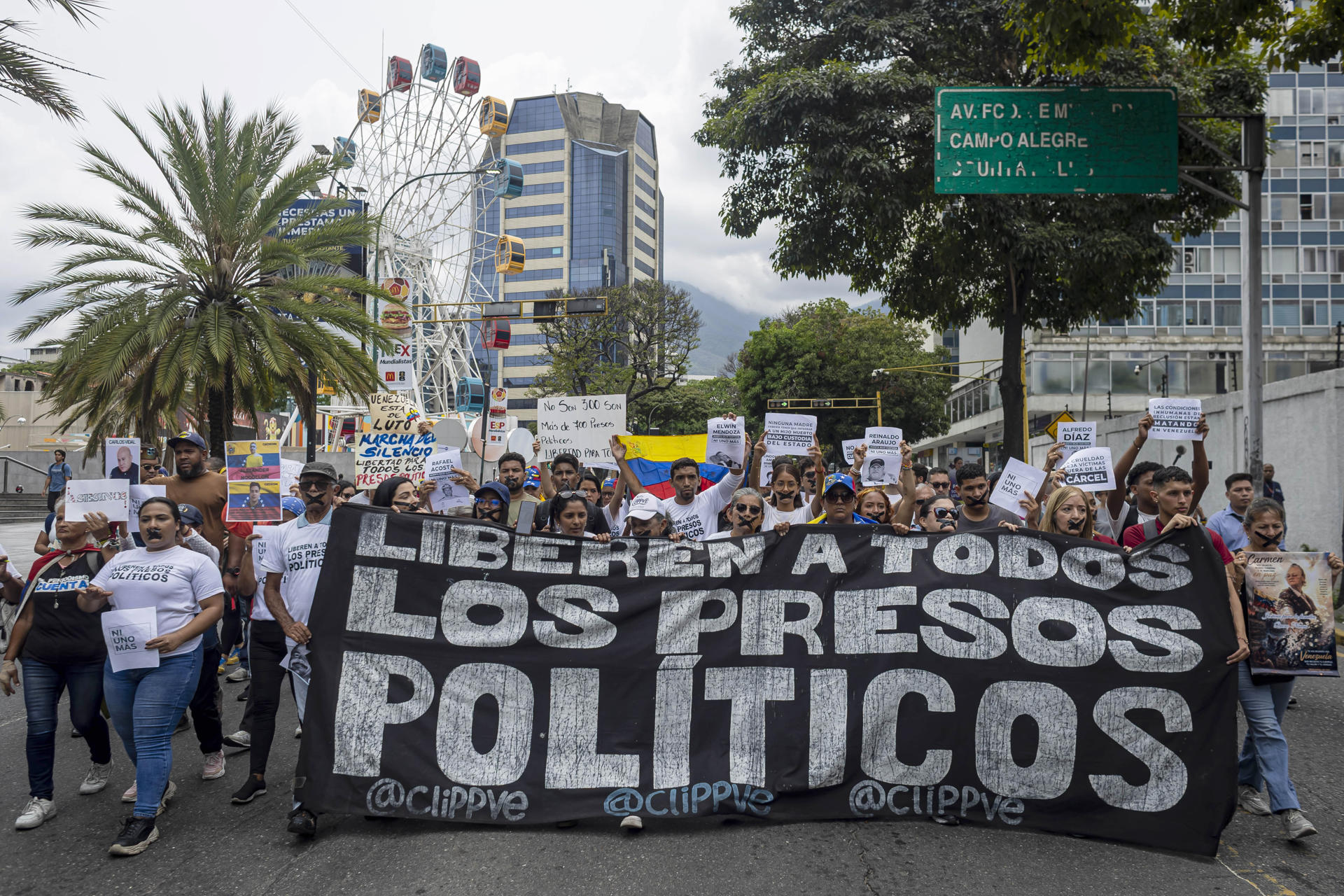 Personas se manifiestan de manera silenciosa para exigir justicia y la libertad de los presos políticos este miércoles, en Caracas (Venezuela). EFE/ Miguel Gutiérrez
