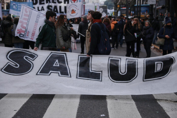 Fotografía de archivo de un grupo de trabajadores del sector salud al protestar en Buenos Aires (Argentina). EFE/Stringer
