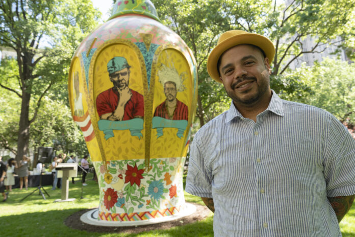 AME3365. NUEVA YORK (ESTADOS UNIDOS), 20/05/2026.- El artista y poeta puertorriqueño Roberto Lugo posa junto a su escultura 'Alfarero del barrio' expuesta este miércoles, en el Madison Square Park en Nueva York (EE.UU). EFE/ Angel Colmenares
