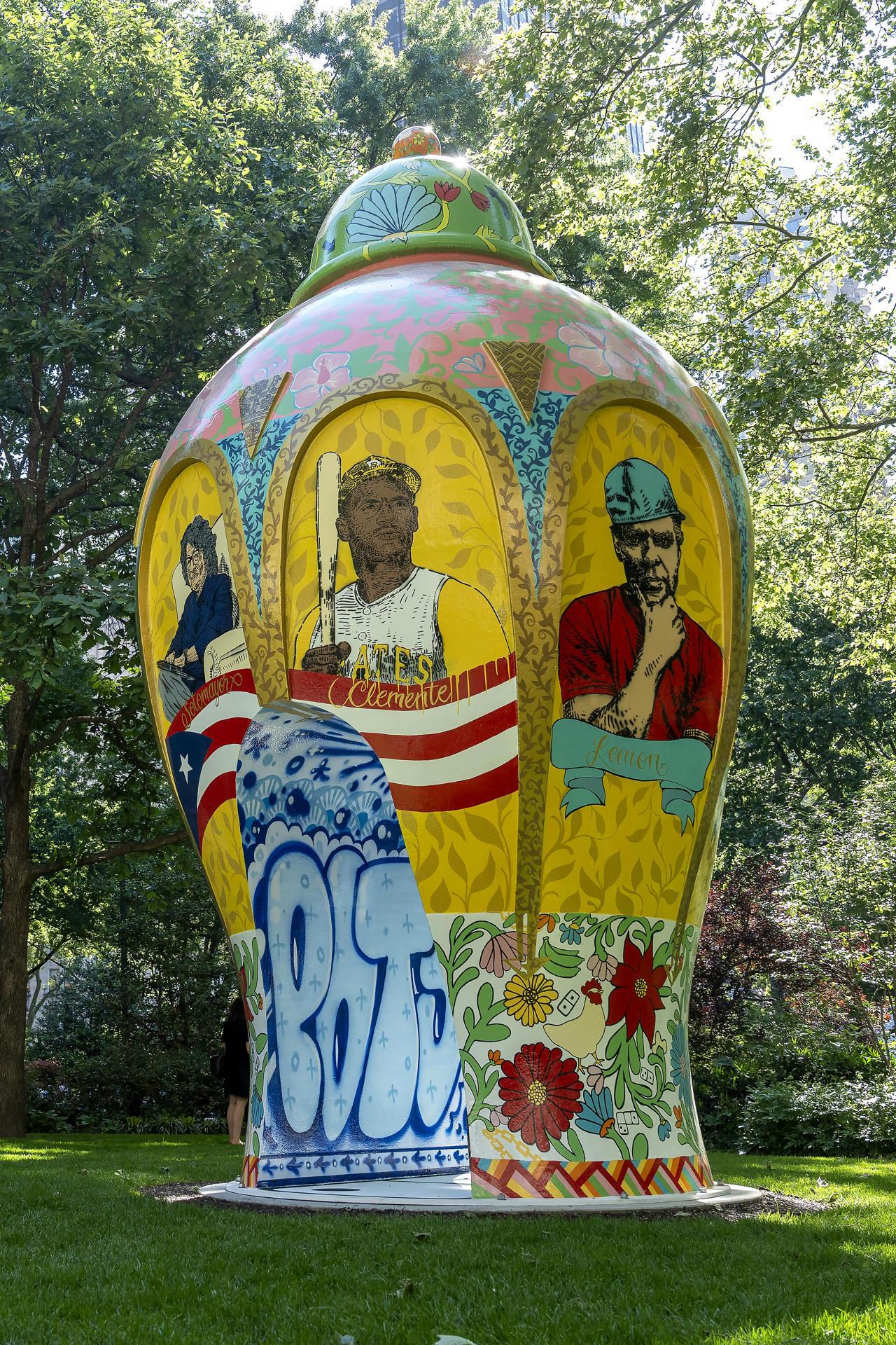 AME3354. NUEVA YORK (ESTADOS UNIDOS), 20/05/2026.- Fotografía que muestra la escultura 'Alfarero del barrio' del artista y poeta puertorriqueño Roberto Lugo expuesta este miércoles, en el Madison Square Park en Nueva York (EE.UU). EFE/ Angel Colmenares
