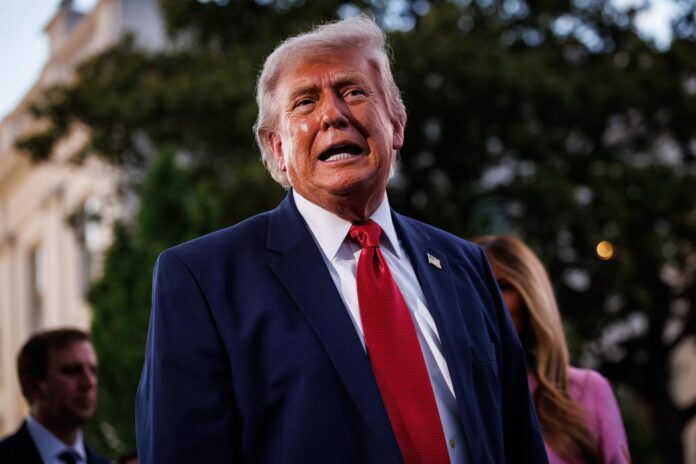 El presidente de Estados Unidos, Donald Trump, se dirige a los fotógrafos del grupo de prensa tras saludar a los invitados durante el Picnic del Congreso, celebrado en el Jardín Sur de la Casa Blanca, en Washington D. C., Estados Unidos, el 19 de mayo de 2026. EFE/SAMUEL CORUM

