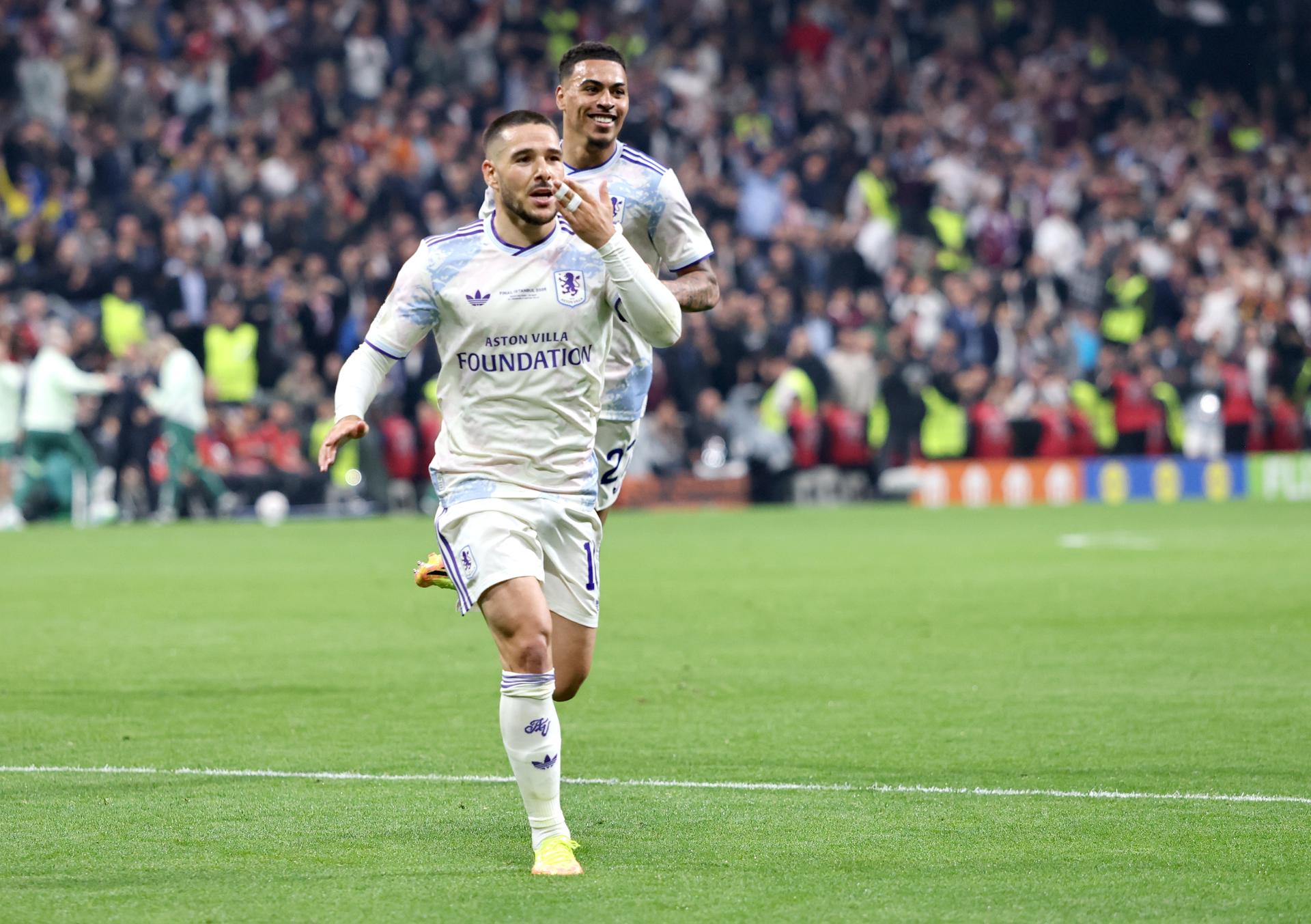 Emiliano Buendia (i) celebra el 2-0 durante el partido de la final de la UEFA Europa League que han jugado SC Freiburg y Aston Villa en Estambul, Turquía. EFE/EPA/BRADLEY SECKER
