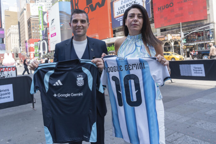 El director comercial de la Asociación de Fútbol Argentino (AFA), Leandro Petersen, posa junto a la directora de comunicaciones de Google para Hispanoamérica, Flor Sabatini, durante un acto en Nueva York (Estados Unidos). EFE/ Ángel Colmenares
