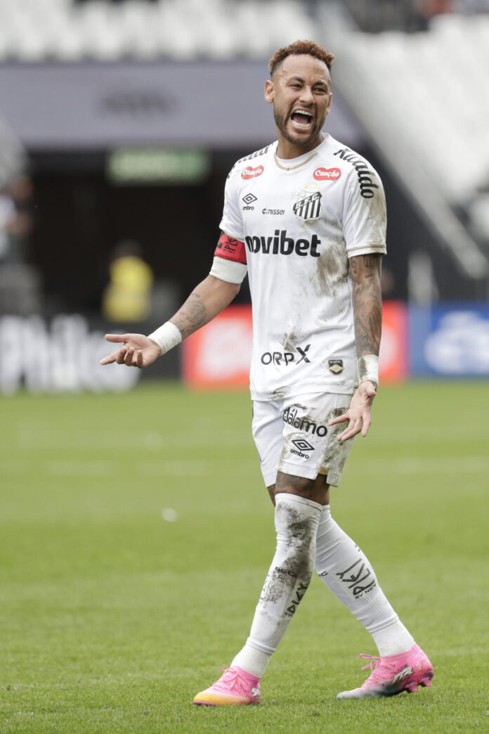 Neymar reacciona en un partido del Santos contra el Coritiba correspondiente a la jornada 16 del Campeonato Brasileño, en el estadio Neo Química Arena, en Sao Paulo (Brasil). EFE/Sebastiao Moreira
