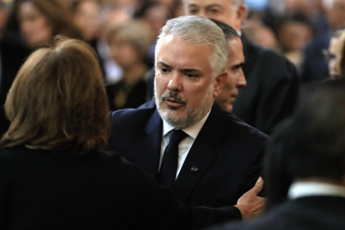 El expresidente de Colombia Iván Duque (c) fue captado el pasado 11 de mayo al asistir al funeral del exvicepresidente colombiano Germán Vargas Lleras, en Bogotá (Colombia). EFE/Carlos Ortega
