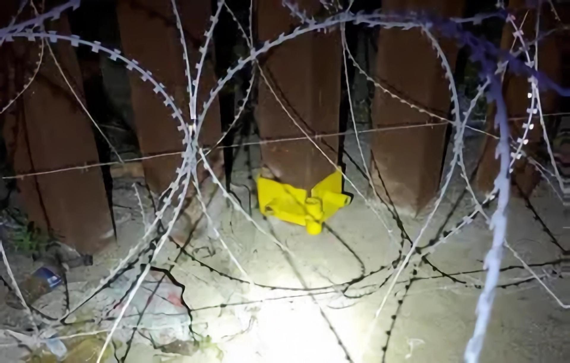 Fotografía difundida este 20 de mayo por la Oficina de Aduanas y Protección Fronteriza de los Estados Unidos (CBP, en inglés) que muestra la entrada de un sistema de drenaje donde fueron hallados varios migrantes escondidos, en el área de San Diego (CA, EE.UU). EFE/CBP