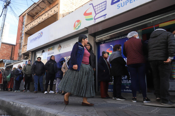 Personas hacen fila afuera de un supermercado este miércoles, en La Paz (Bolivia). EFE/ Gabriel Márquez
