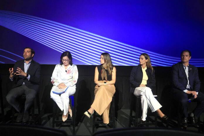 De izquierda a derecha, el secretario de Desarrollo Económico y Comercio del Gobierno de Puerto Rico, Sebastián Negrón Reichard, la secretaria de Asuntos Académicos del Departamento de Educación, Beverly Morro, la vicepresidenta de Innovación, Tecnología del Banco Popular, Camille Burckhart, la presidenta de Abarca Health, Adriana Ramírez, y el principal oficial ejecutivo de Claro, Enrique Ortiz de Montellano, asisten al foro 'Revolución de la IA: Una oportunidad para los negocios en Puerto Rico' este miércoles, en San Juan (Puerto Rico). EFE/Thais Llorca
