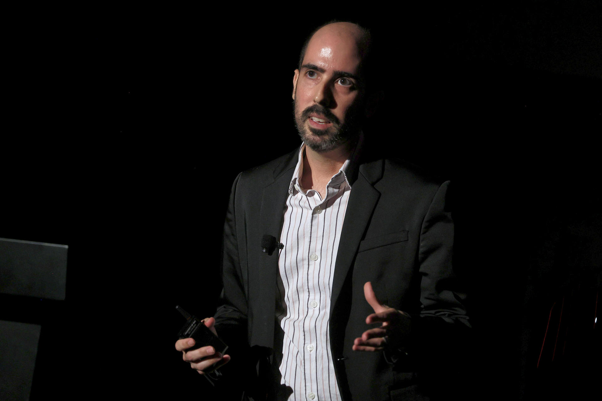 El editor senior de estrategia digital y suscripciones de GFR Media Carlos J Martínez habla en el foro 'Revolución de la IA: Una oportunidad para los negocios en Puerto Rico' este miércoles, en San Juan (Puerto Rico). EFE/Thais Llorca