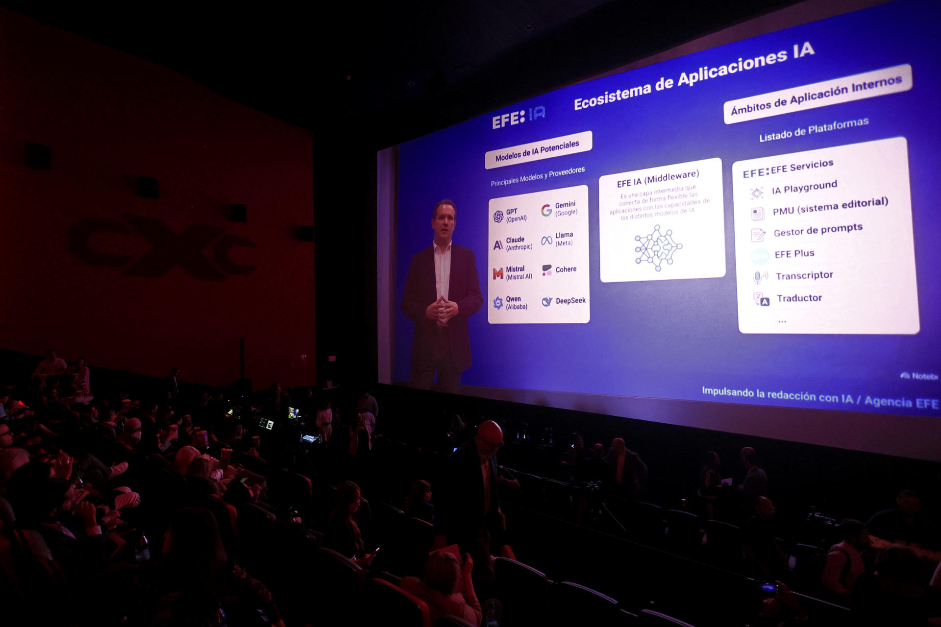 El director de Tecnología y Sistemas de la Agencia EFE, Juan Manuel Ruiz, habla en el foro 'Revolución de la IA: Una oportunidad para los negocios en Puerto Rico' este miércoles, en San Juan (Puerto Rico). EFE/Thais Llorca