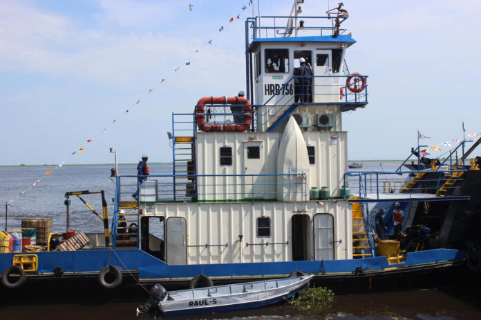 Fotografía de archivo de una embarcación boliviana, atracada en un puerto antes de transitar por la hidrovía Paraguay-Paraná o VNT. EFE/Yolanda Salazar
