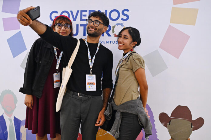 Jóvenes participantes se toman una fotografía durante el foro 'Gobiernos del Futuro: Expectativas de la Juventud' en la Biblioteca Nacional de Brasilia (Brasil). EFE/ André Borges
