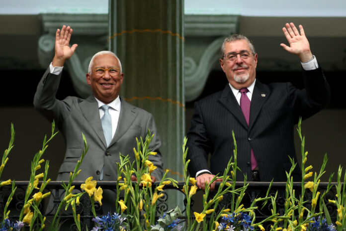 El presidente del Consejo Europeo, António Costa (i), saluda junto al presidente de Guatemala, Bernardo Arévalo de León, durante una visita oficial este miércoles, en el Palacio Nacional de la Cultura, en Ciudad de Guatemala (Guatemala). EFE/ Christian Gutiérrez
