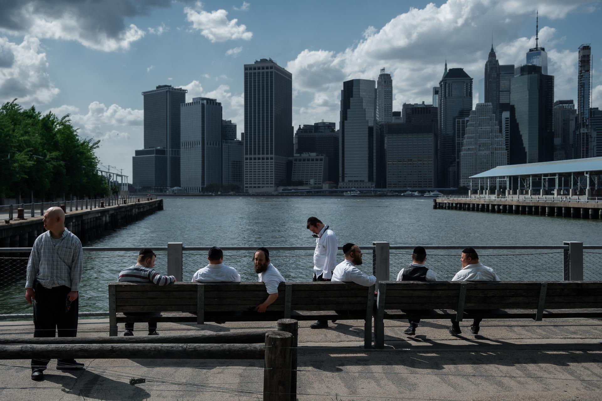 Un grupo de hombres judíos ortodoxos se refresca junto al East River durante una ola de calor en Nueva York, EE. UU. EFE/OLGA FEDOROVA
