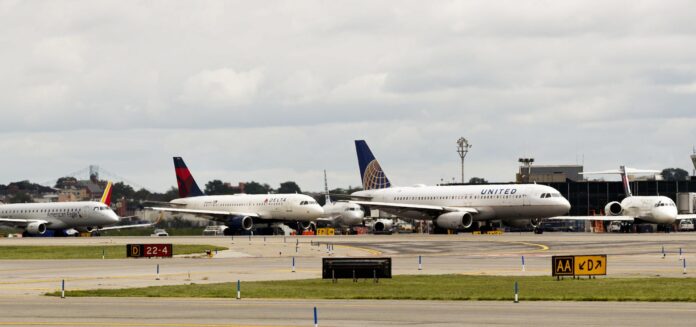 Fotografía de archivo de un grupo de aviones a la espera de una orden de despegue, en el aeropuerto de LaGuardia, en East Elmhurst (NY, EE.UU.). EFE/Justin Lane
