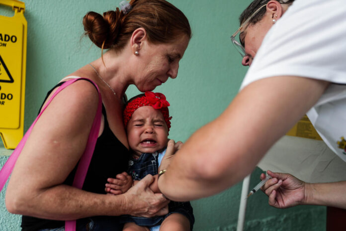 Fotografía de archivo de una madre y su bebé al ser inmunizada con una vacuna hexavalente. EFE/Fernando Bizerra Jr.
