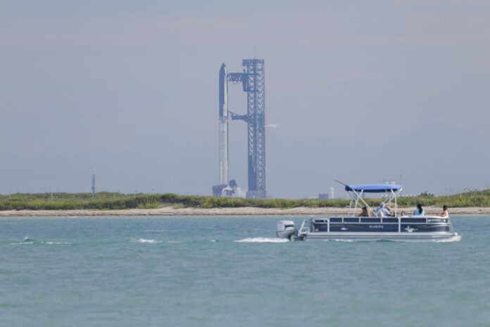 Fotografía de archivo de una vista general de un cohete Starship de SpaceX, en una plataforma de lanzamiento, en South Padre Island (TX, EE.UU.). EFE/Michael González

