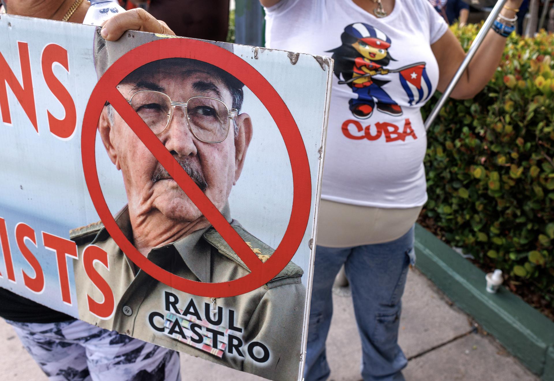 Cubanos en el exilio sostienen un cartel que dice "Asesinos y terroristas" mientras celebran el Día de la República de Cuba en Miami, Florida, EE. UU., el 20 de mayo de 2026. EFE/RISTOBAL HERRERA-ULASHKEVICH

