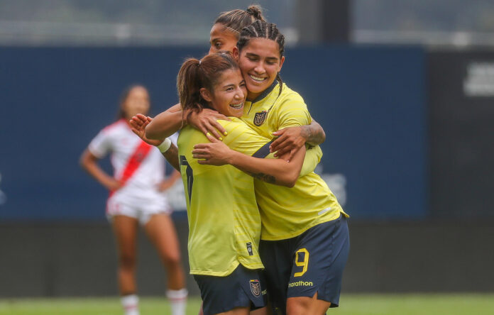 Fotografía de archivo de la celebración de un gol de la selección ecuatoriana femenina de fútbol, en Quito (Ecuador). EFE/José Jácome
