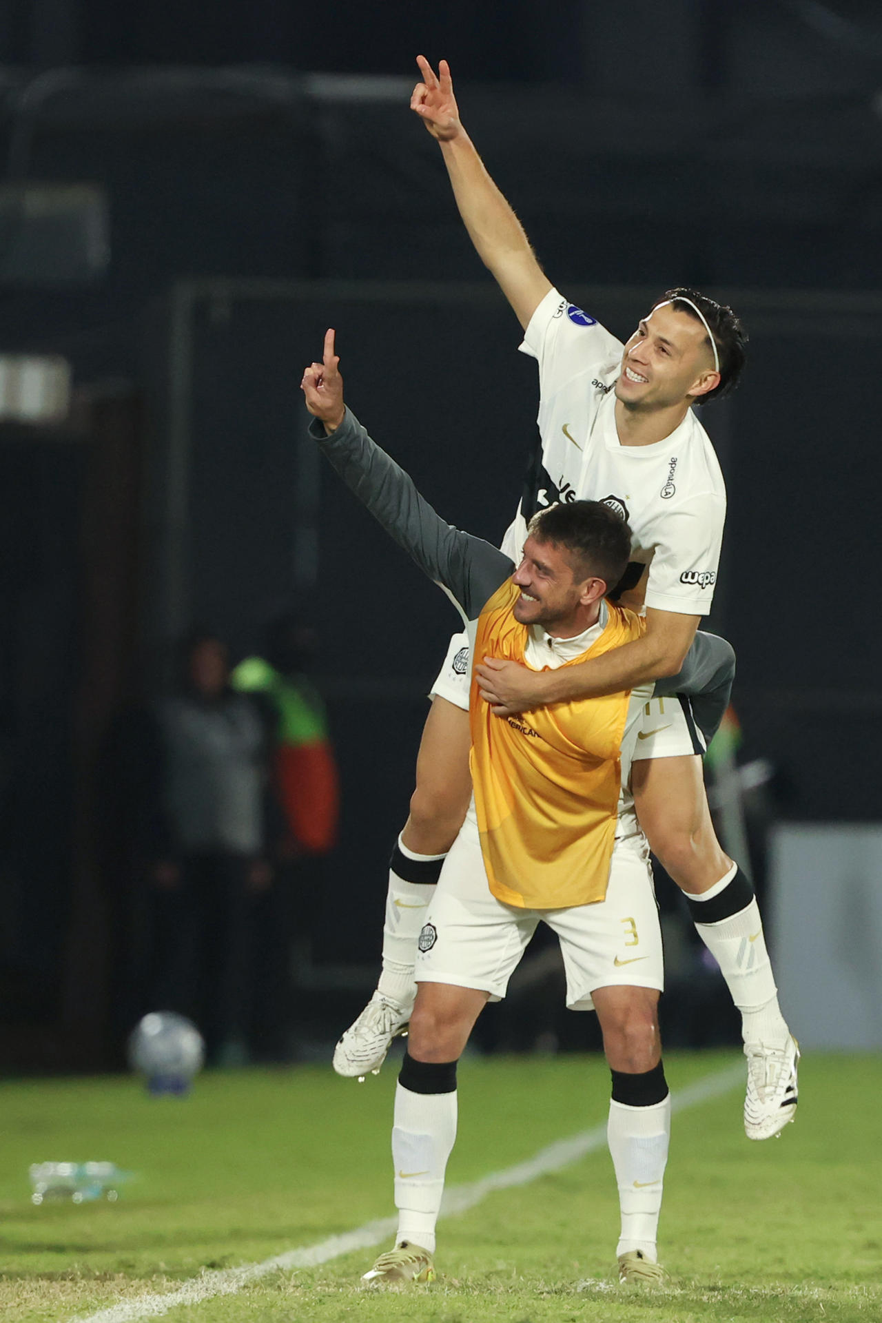 Carlos Sebastián Ferreira (arriba), de Olimpia, celebra un gol este miércoles en un partido de la Copa Sudamericana en el estadio Defensores del Chaco, en Asunción (Paraguay). EFE/ Juan Pablo Pino
