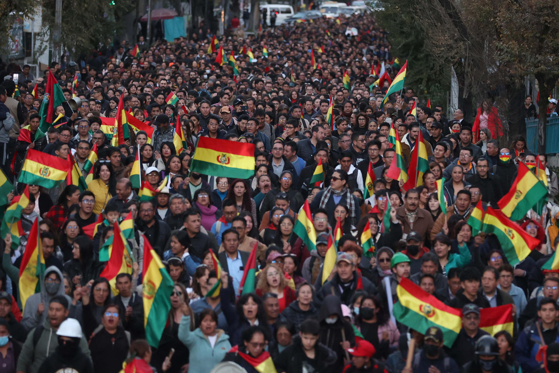 Integrantes de "plataformas ciudadanas" participan en una manifestación en contra de los bloqueos, este miércoles en La Paz (Bolivia). EFE/Luis Gandarillas
