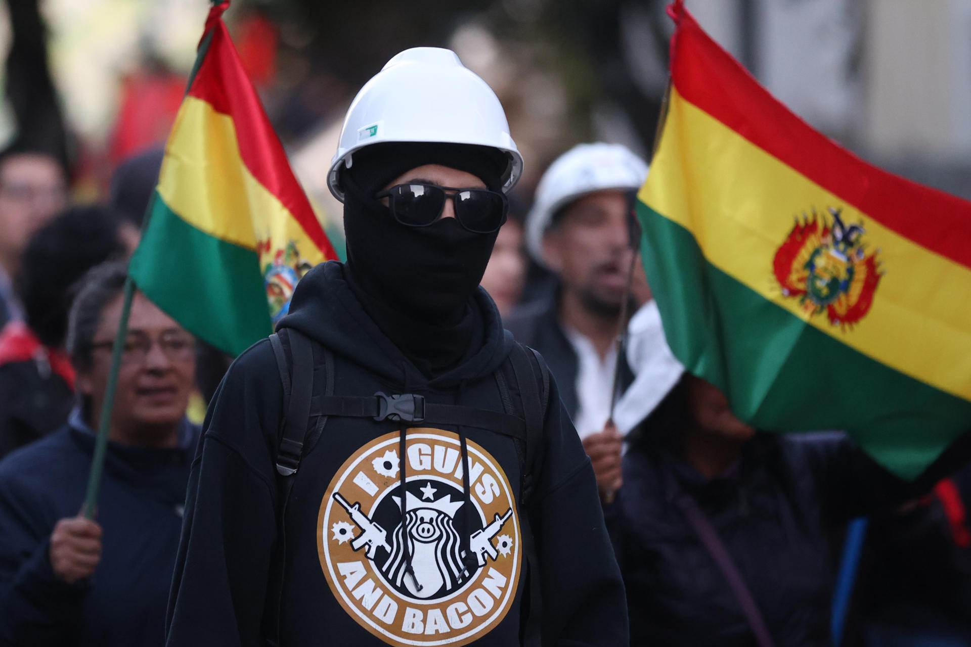 Integrantes de "plataformas ciudadanas" participan en una manifestación en contra de los bloqueos, este miércoles en La Paz (Bolivia). EFE/Luis Gandarillas
