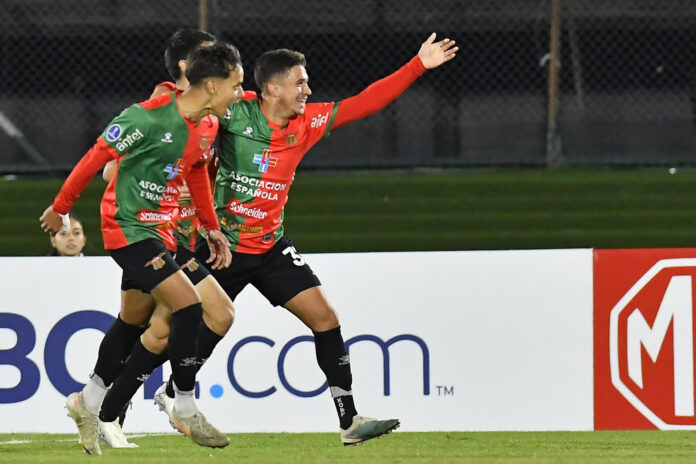 Yair González (d), de Boston River, celebra un gol con sus compañeros, en un partido de la Copa Sudamericana ante O'Higgins en el estadio Centenario de Montevideo. EFE/STR
