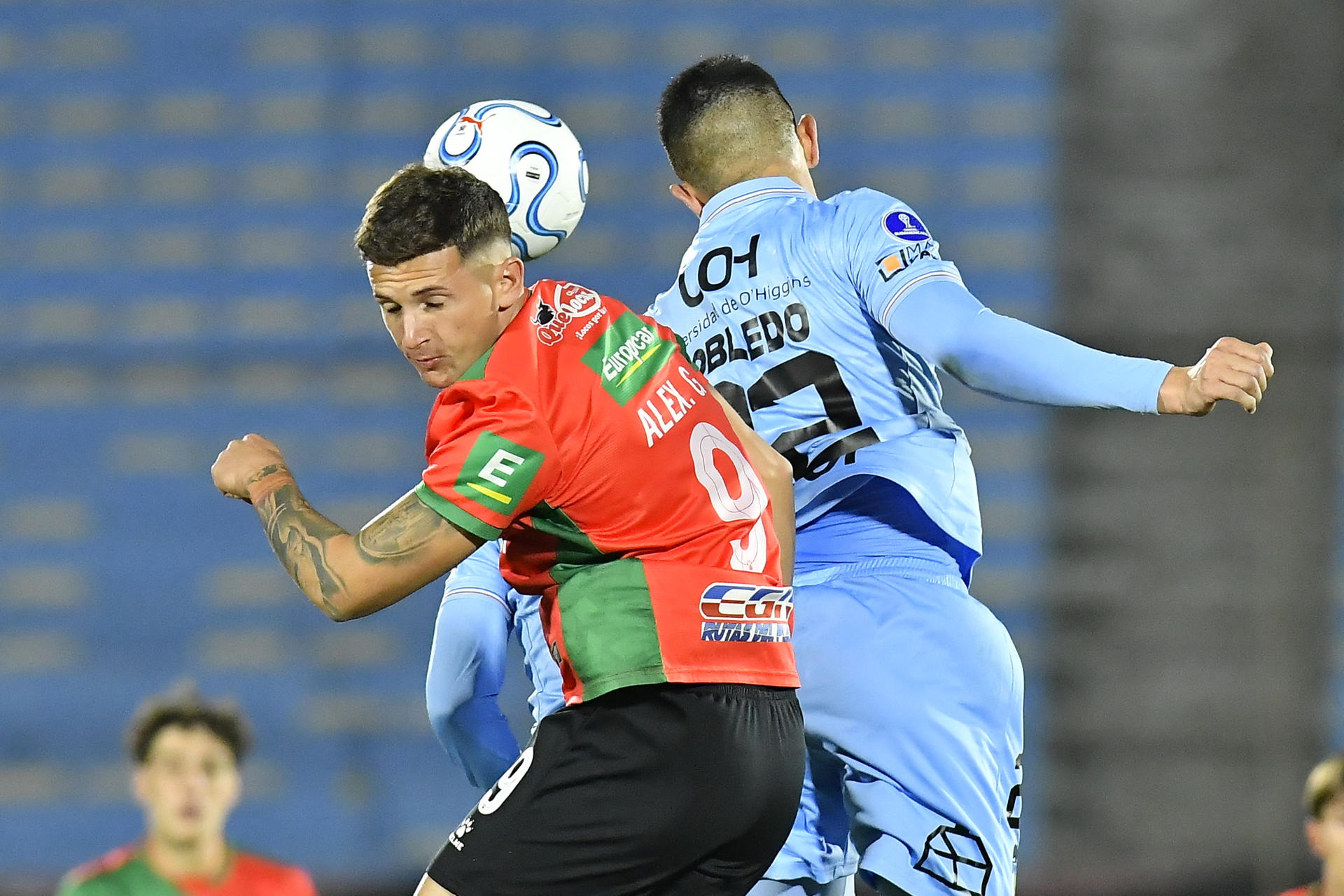 Alexander Gonzalez (i), de Boston River, disputa el balón con Alan Robledo, de O'Higgins, en un partido de la fase de grupos de la Copa Sudamericana en Montevideo. EFE/STR
