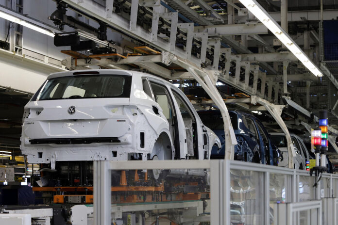 Fotografía de archivo de una línea de producción en una planta ensambladora de vehículos Volkswagen, en el estado de Puebla (México). EFE/Hilda Ríos
