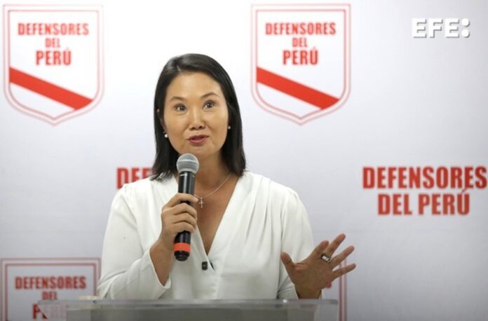 La candidata derechista a la Presidencia de Perú, Keiko Fujimori, fue captada este 19 de mayo, durante un evento de campaña, en Lima (Perú). EFE/Paolo Aguilar
