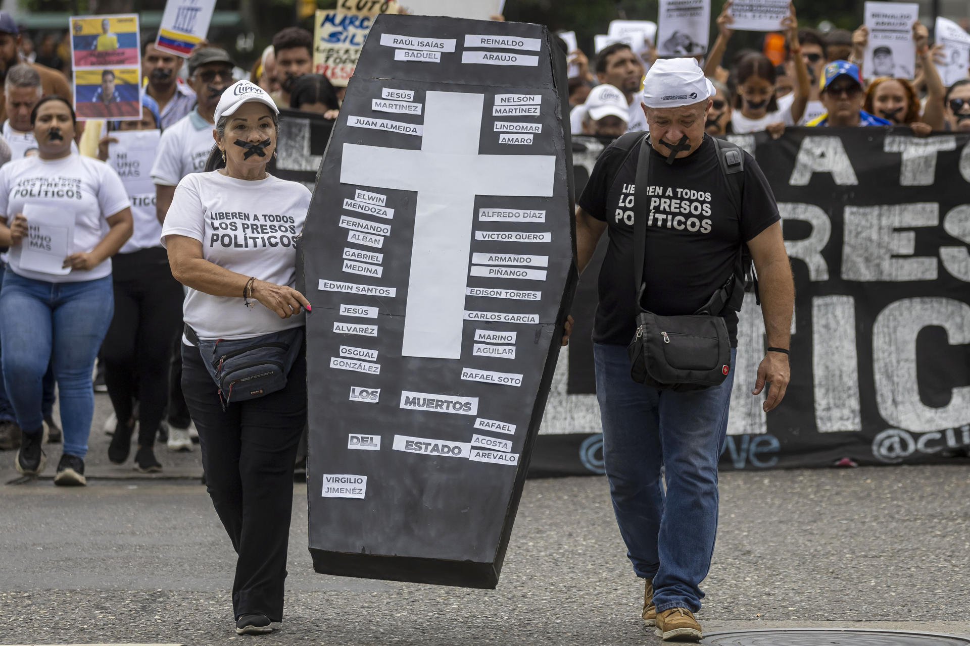 Personas sostienen un ataúd durante una manifestación silenciosa para exigir justicia y la libertad de los presos políticos este miércoles, en Caracas (Venezuela). EFE/ Miguel Gutiérrez
