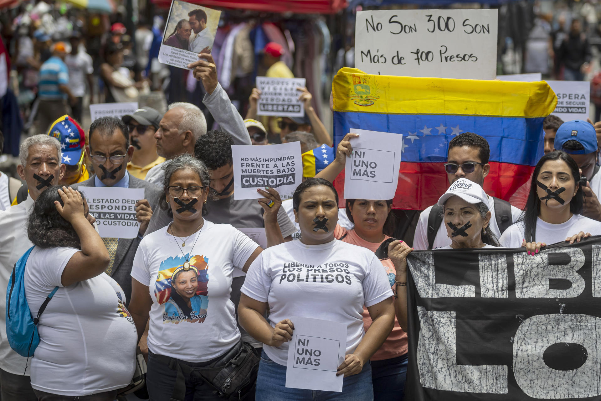 Personas se manifiestan de manera silenciosa para exigir justicia y la libertad de los presos políticos este miércoles, en Caracas (Venezuela). EFE/ Miguel Gutiérrez
