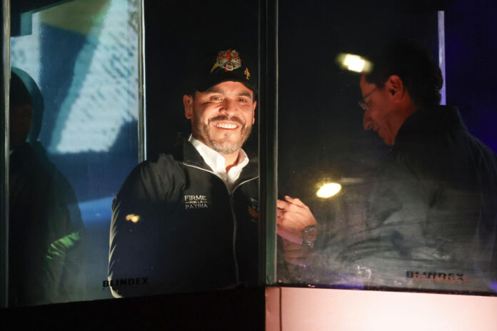 El candidato a la presidencia de Colombia Abelardo de la Espriella (i) y su fórmula para la vicepresidencia José Manuel Restrepo Abondano asisten a cierre de campaña este 20 de mayo de 2026, en la plaza de Lourdes en Bogotá (Colombia). EFE/ Mauricio Dueñas Castañeda

