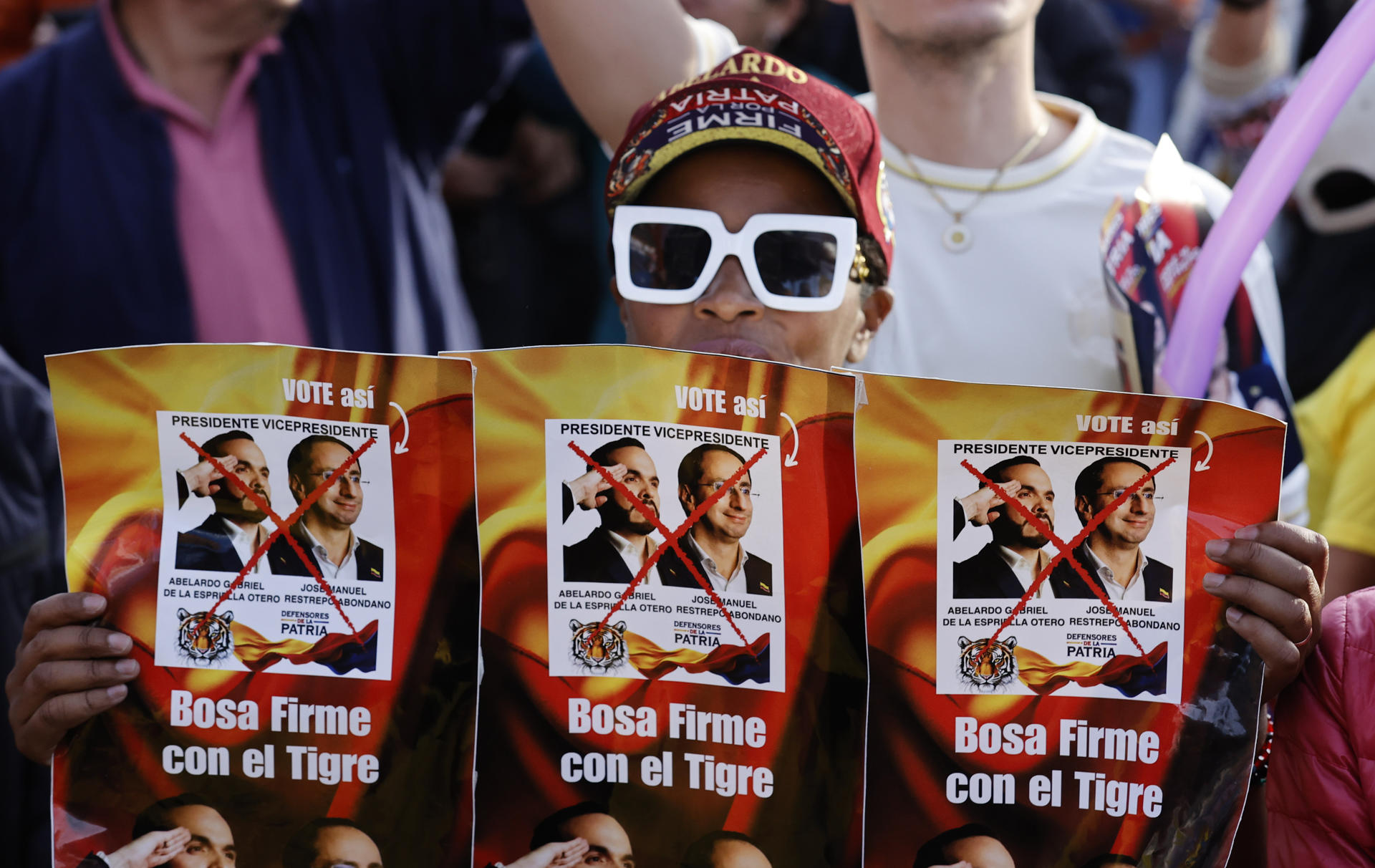 Una persona sostiene un cartel durante el primer acto de cierre de campaña del candidato a la presidencia de Colombia Abelardo de la Espriella este miércoles, en Bogotá (Colombia). EFE/ Mauricio Dueñas Castañeda
